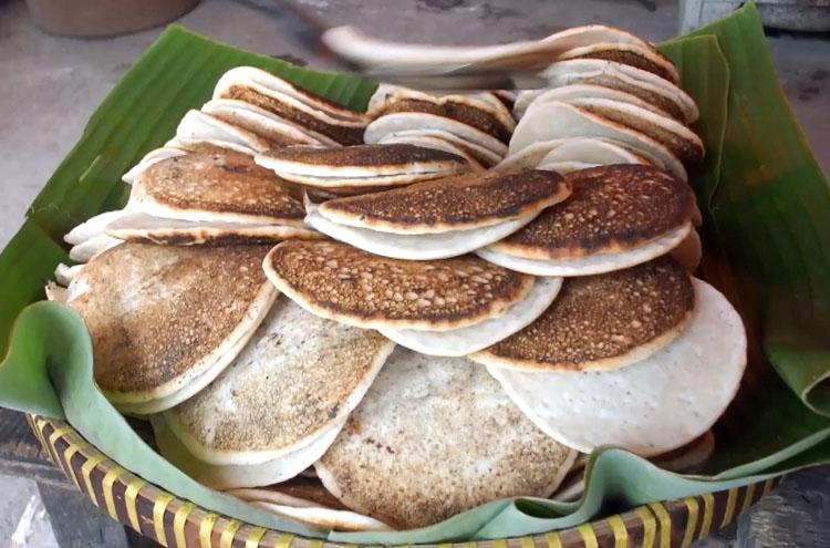 Serabi Kocor, Makanan Jadul Dimasak secara Tradisional dengan Harga Sangat Murah