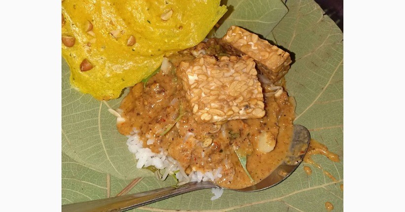 Menikmati Masakan Kampung Khas Jember, Nasi Pecel Dibungkus Daun Jati