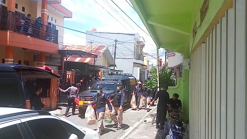 Densus 88 Geledah Rumah Pelaku Bom Makassar dan Orang Tuanya, 3 Bungkusan Diangkut