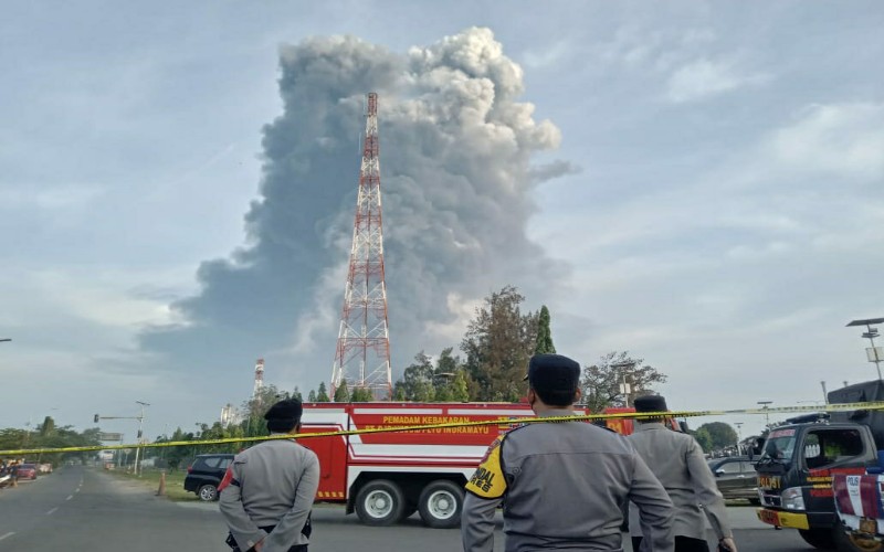 Kilang Minyak Pertamina Balongan Terbakar, Asap Membubung seperti Gunung Meletus
