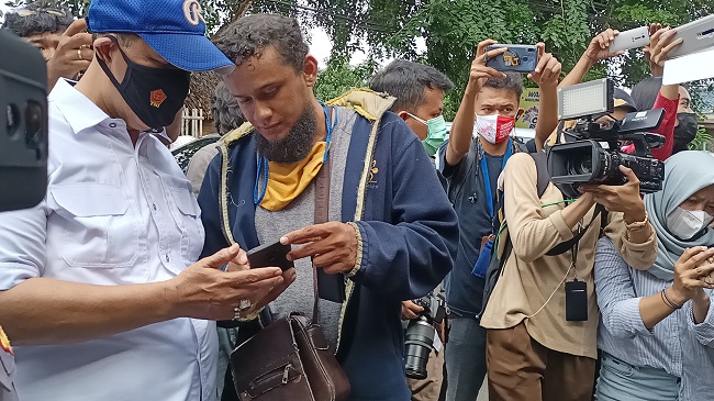 Rekam Penggerebekan Terduga Teroris di Condet untuk Disebar di WA, Pria Ini Diamankan Polisi