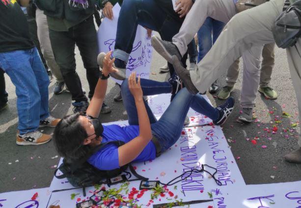 Kecam Kekerasan Jurnalis Nurhadi, PWI Mojokerto Gelar Aksi Teatrikal