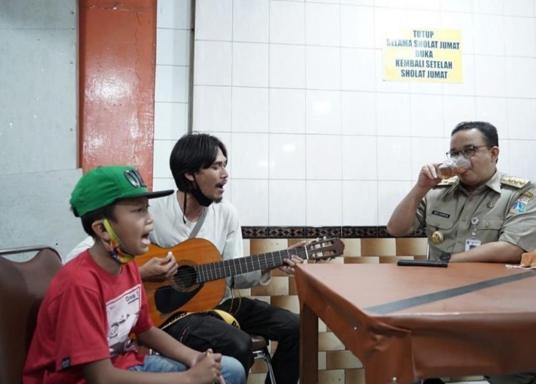 Anies Ajak Ayah dan Anak Pengamen Makan Sate Blora Bersama