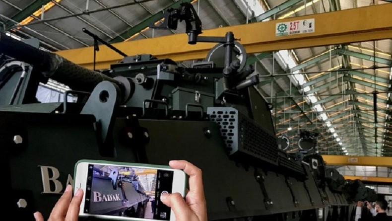  PT Pindad Gandeng Perusahaan UEA Produksi Senjata Besar-Besaran 