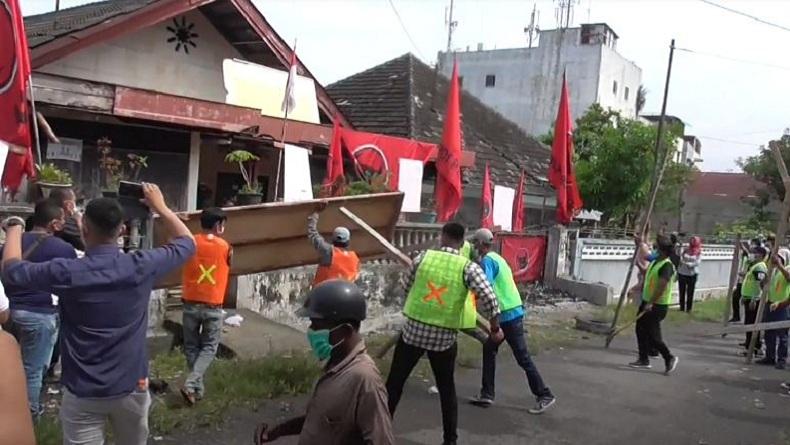 Eksekusi Ricuh Rumah Penuh Bendera PDIP di Medan, Petugas Disiram Kotoran Manusia