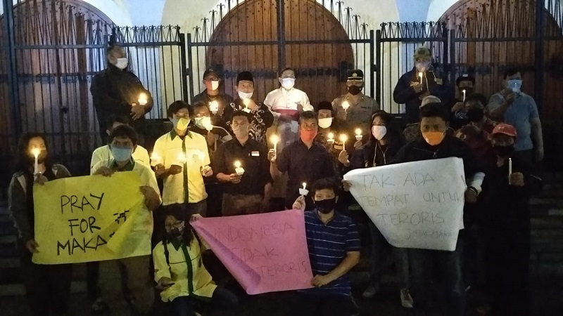 Umat Lintas Agama Malang Nyalakan Lilin, Kutuk Teror Bom di Gereja Katedral Makassar