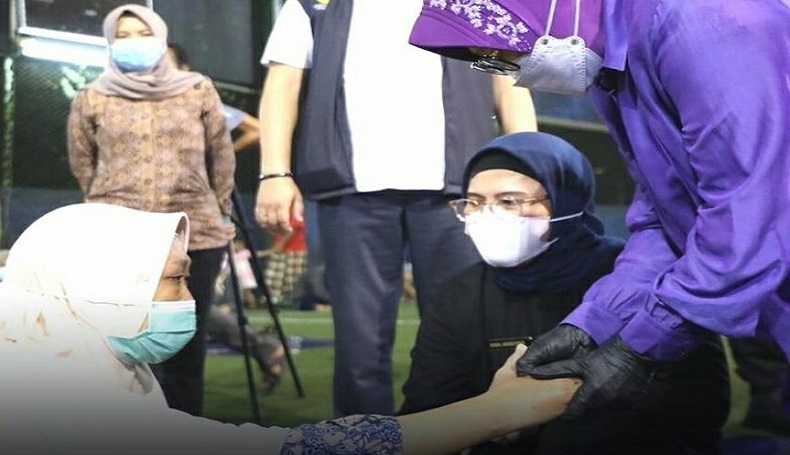 Mensos Risma Tenangkan dengan Pegang Tangan Warga Terdampak Kebakaran Kilang Balongan