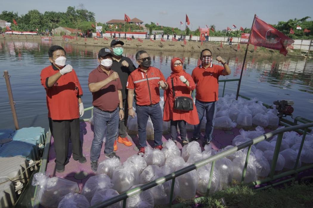 Menteri Trenggono Salurkan 180.000 Bantuan Benih Ikan Air Tawar di Jakarta Selatan