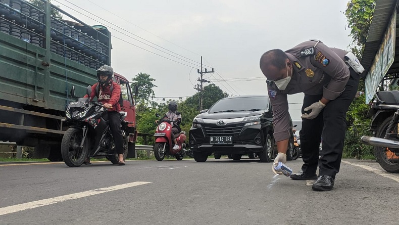 Pemotor Tewas Terlindas dan Terseret Truk, Petugas Harus Pakai Dongkrak untuk Evakuasi
