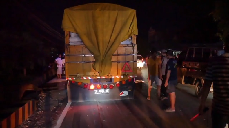 Pengendara Motor Tewas Ditabrak Truk, Jasad Korban Berada di Kolong Mobil