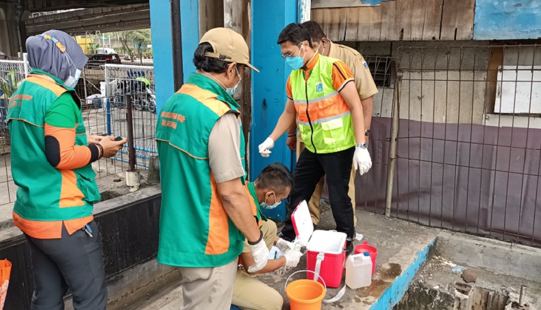 Selidiki Kasus Ribuan Ikan Mati Mendadak, Sudin LH Jakut Ambil Sampel Air di Kali Ancol