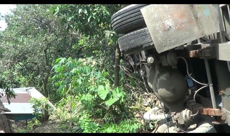  Lepas Kendali, Truk Kontainer Muatan Sarung Terjun ke Jurang Sedalam 25 Meter di Batang