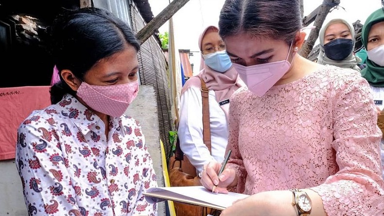 Duh, Cantiknya Ibu Wali Kota Solo Selvi Ananda Berkebaya saat Datangi Warga