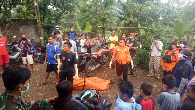 Dikira Boneka, Mayat Pria Tanpa Identitas Ditemukan Mengambang di Sungai Cibinong