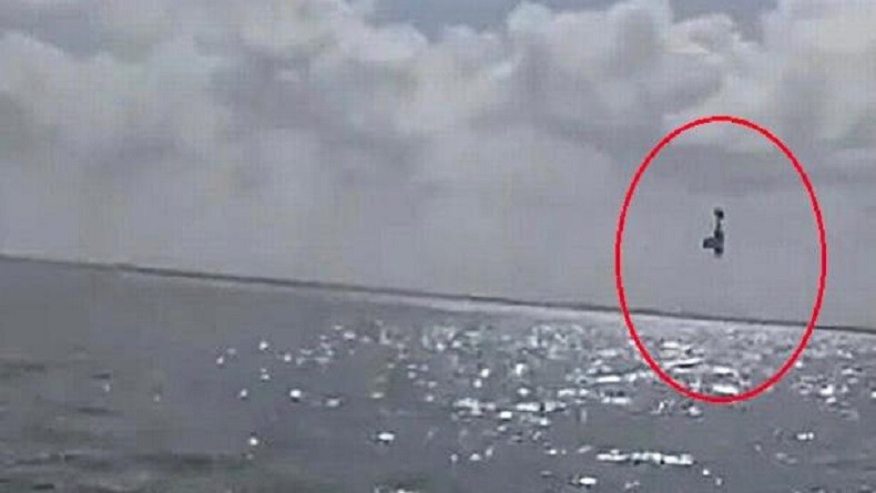 Pesawat Jatuh ke Laut saat Atraksi, Dua Orang Tewas