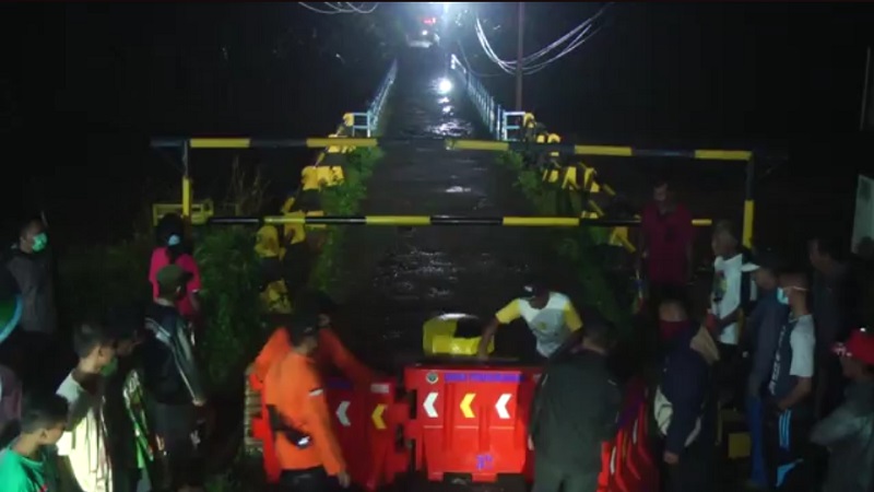 Diterjang Arus Deras, Jembatan Patihan Kota Madiun Putus