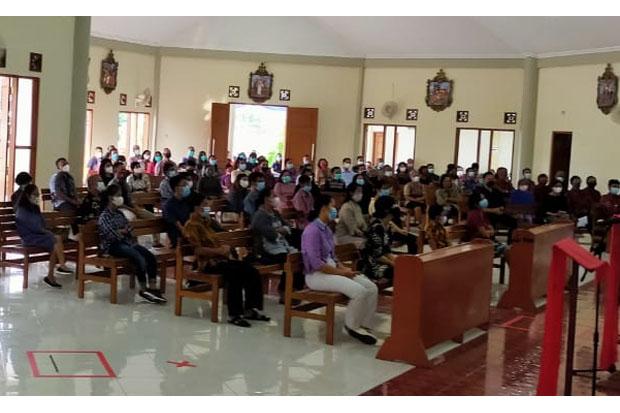 Dijaga Polisi dan Banser, Ratusan Umat Katolik Ikuti Ibadah di Gereje St  Ignatius 