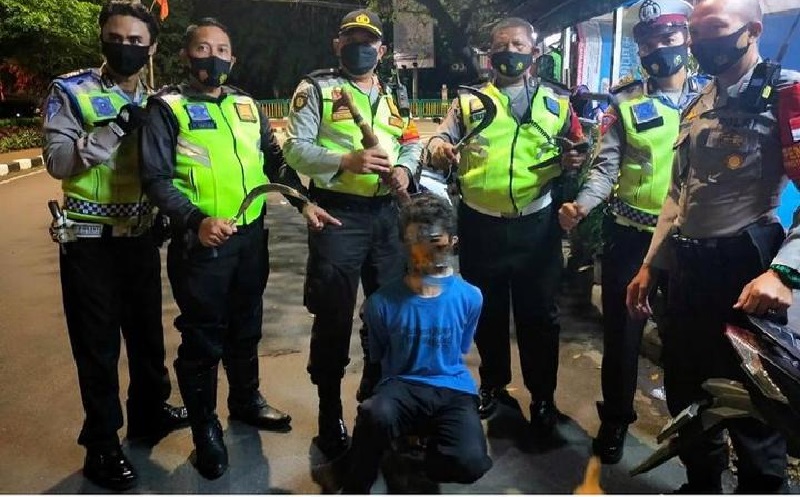 Polisi Tangkap Pria Bawa Sajam di Fatmawati Jaksel, Diduga Begal
