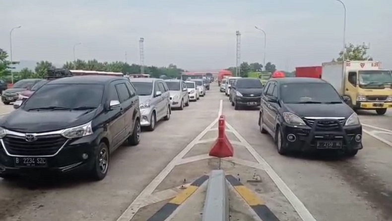 Cegah Kemacetan, Polisi Minta Pemudik Tak Berhenti di Bahu Jalan Tol