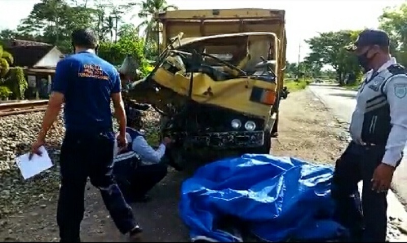Truk Muatan Batu di Blitar Ringsek Ditabrak KA Gajayana, Pengemudi Luka Parah 