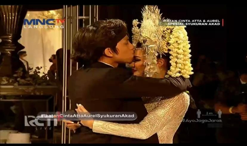 Momen Ciuman Manis Aurel Hermansyah dan Atta Halilintar di Acara Syukuran Akad, Gemas Banget!