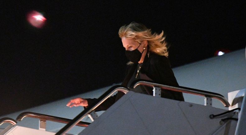 Ketika Ibu Negara AS Jill Biden Nyamar Jadi Pramugari, Nge-prank Wartawan