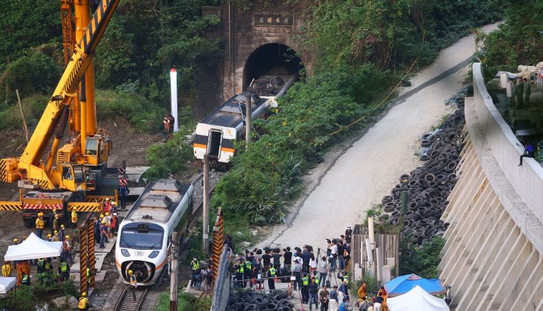 Kecelakaan Kereta Tewaskan 50 Orang akibat Truk Proyek, Manajer Konstruksi Diburu