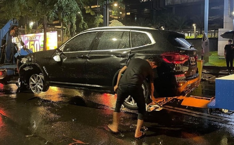 Kecelakaan di Senopati Jaksel, Dua Mobil Mewah Terlibat Tabrakan Tengah Malam