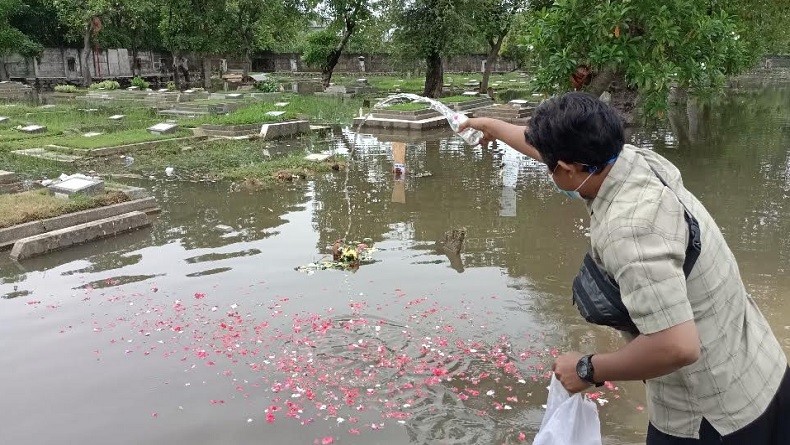 TPU Semper Kebanjiran, Sebagian Peziarah Tetap Tabur Bunga