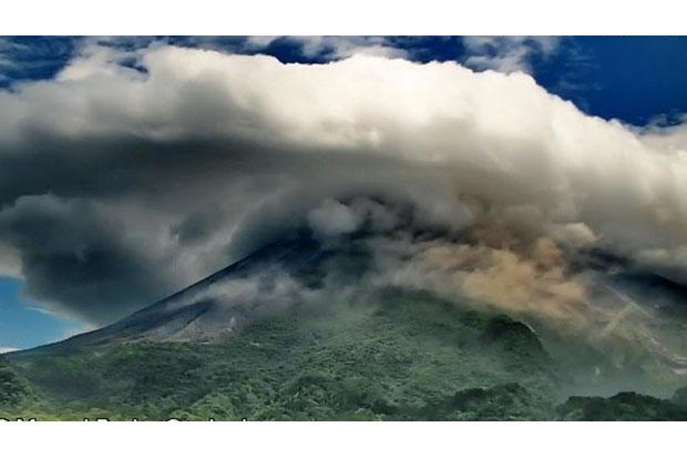  Sabtu Siang Merapi Semburkan Wedus Gembel Sejauh 1,1  Km