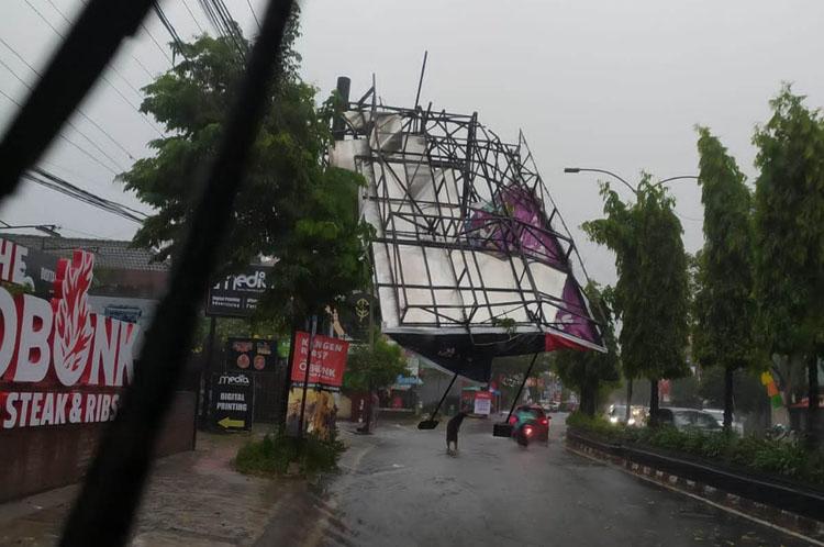 Hujan Deras dan Angin Kencang Robohkan Baliho di Sleman