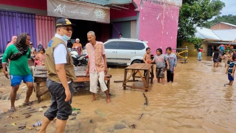 Banjir Bima Mulai Surut, Gubernur dan Bupati Berikan Bantuan ke Warga