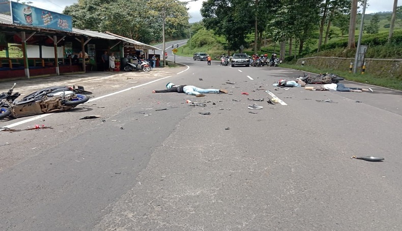 2 Sepeda Motor Tabrakan Adu Banteng di Ciater Subang, Korban Tergeletak di Jalan  