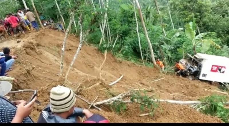 Jalan Amblas, Mobil Es Krim Terperosok ke Jurang Sedalam 100 Meter di Banjarnegara