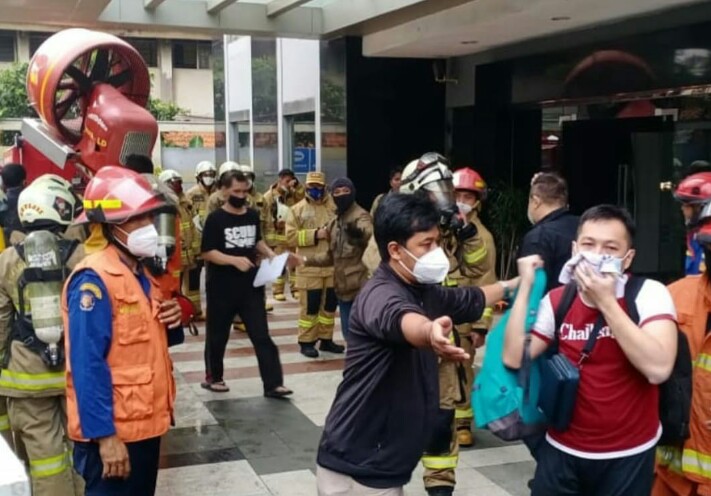 Kebakaran di Apartemen Taman Sari, Diduga Masih Ada Penghuni Terjebak