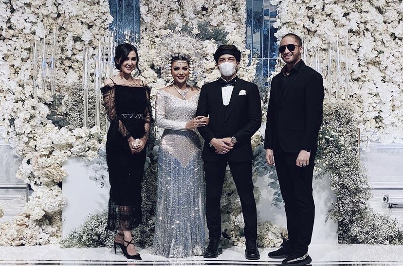Kepala Botak Kevin Aprilio Curi Perhatian saat Hadiri Pernikahan Atta Aurel   