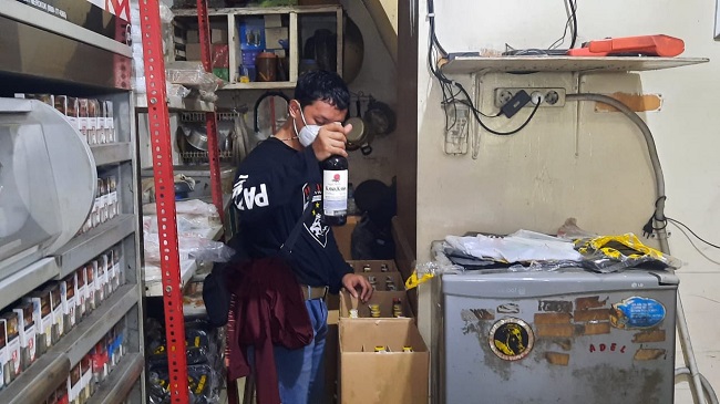 Gerebek Toko di Bekasi, Tim Patriot Sita 11 Dus Miras