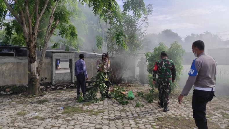 Jelang Ramadan, Aparat TNI Polri di Lueng Bata Banda Aceh Gotong Royong Bersihkan Masjid