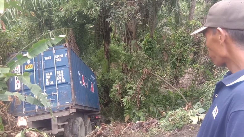 Truk Kontainer Terjun ke Jurang 10 Meter di Asahan  