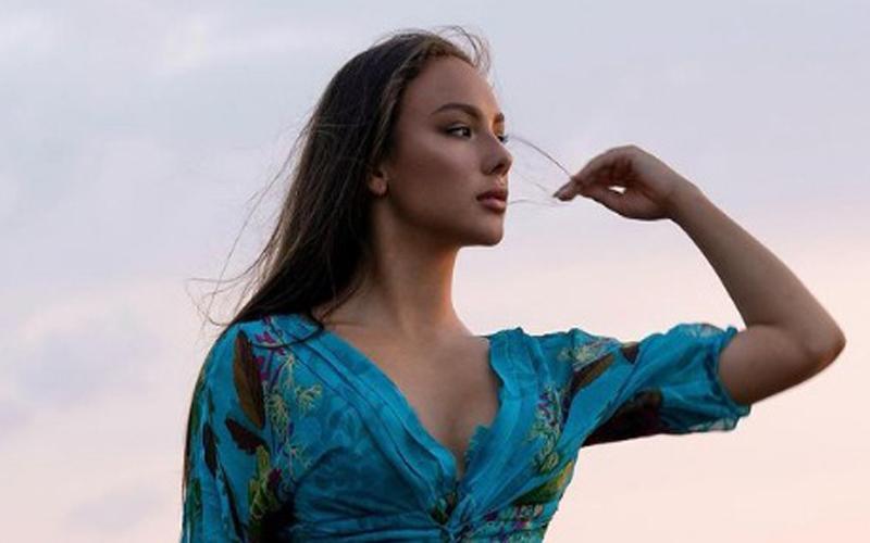 Bosan Jomblo, Mantan Pacar Neymar yang Super Seksi Ini Sibuk Cari Jodoh