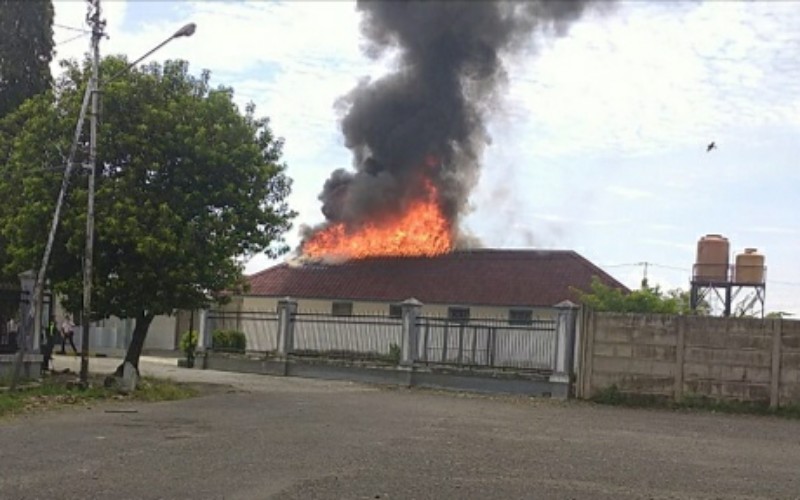 Stasiun Kereta Api di Lahat Terbakar, Warga dan Pegawai Panik