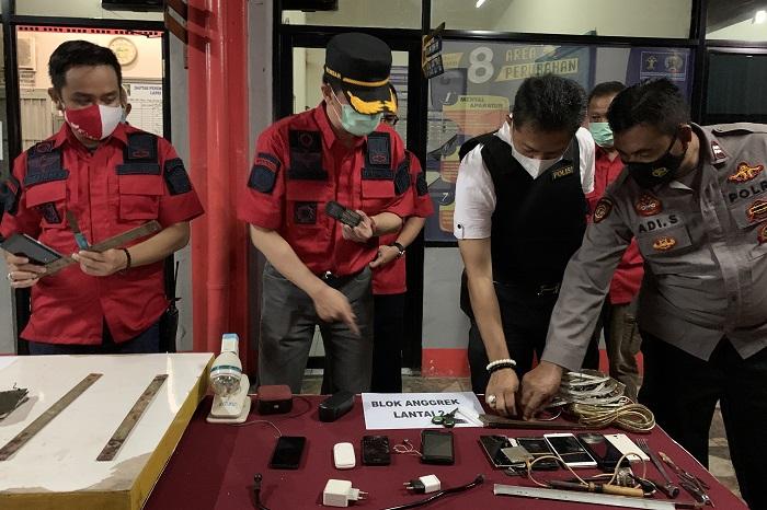 Sidak Lapas Bekasi, Petugas Gabungan Temukan Sajam hingga HP Milik Tahanan 