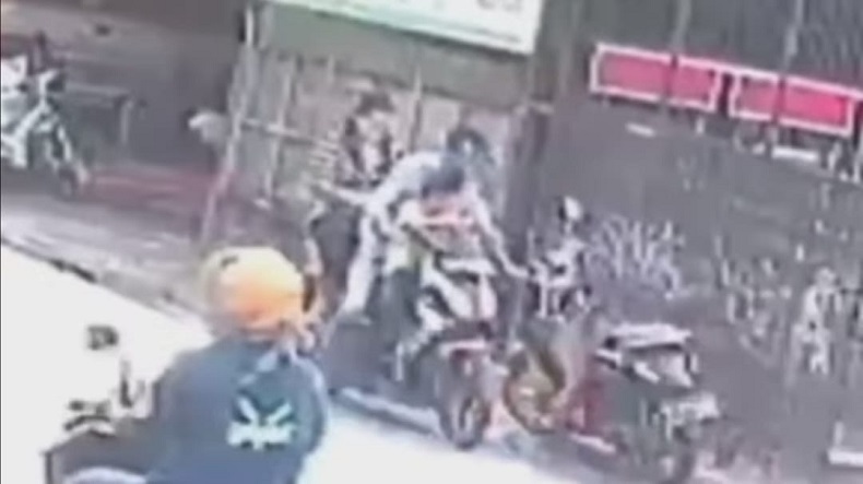 Miris, Pencuri HP di Bekasi Beraksi Sambil Bawa Anak Istri