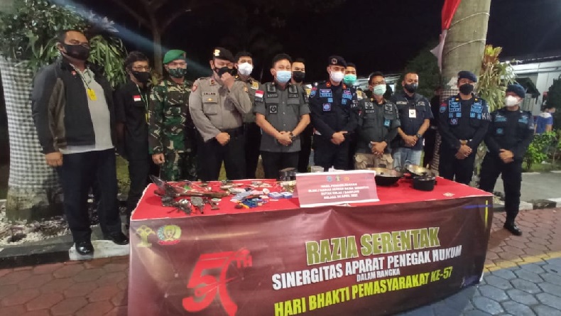 Rutan Kebonwaru Dirazia, Petugas Gabungan Temukan Barang Terlarang