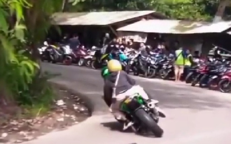 Bergaya seperti Valentino Rossi, Pengendara Motor Ini Jatuh saat Menikung Miring