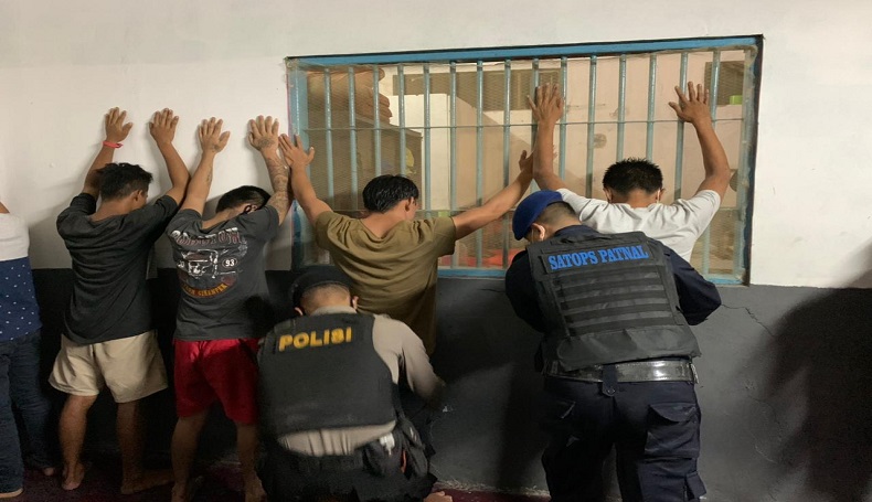 Tim Gabungan Razia Lapas II A Karawang, Sajam dan Obat-obatan Disita