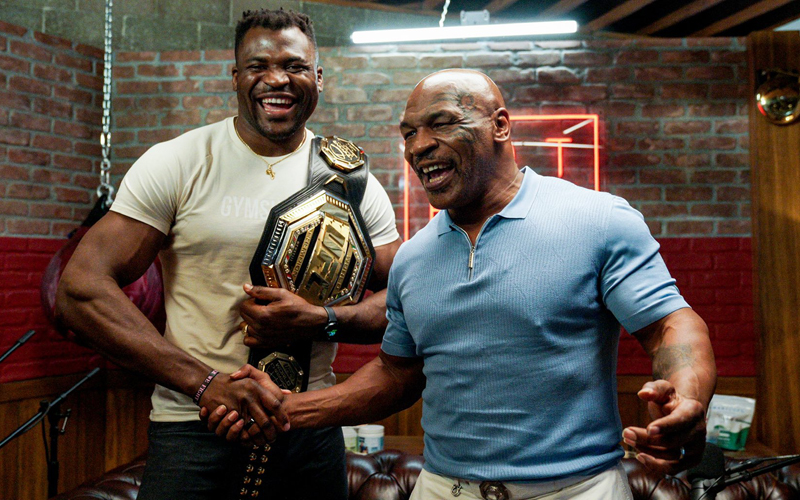 Mike Tyson Foto Jabat Tangan Juara Kelas Berat UFC Francis Ngannou, Sepakat Duel?