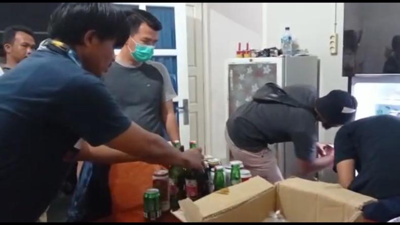 Polisi Gerebek Rumah Penjual Miras di Pangkalpinang