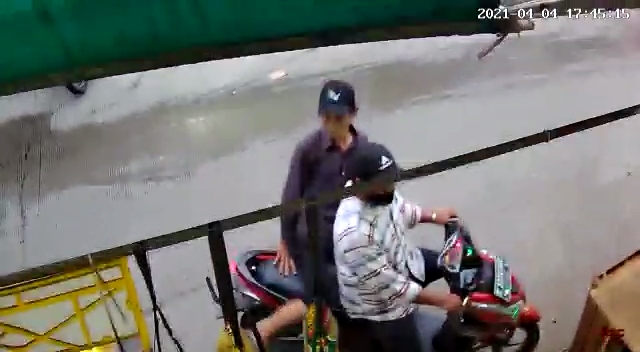 Terekam CCTV, 2 Pencuri Ponsel Modus Tanya Harga Beraksi di Warung Koja 