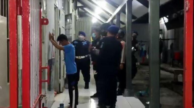 Razia di Lapas Kendal, Petugas Temukan Senjata Tajam hingga Gambar Porno